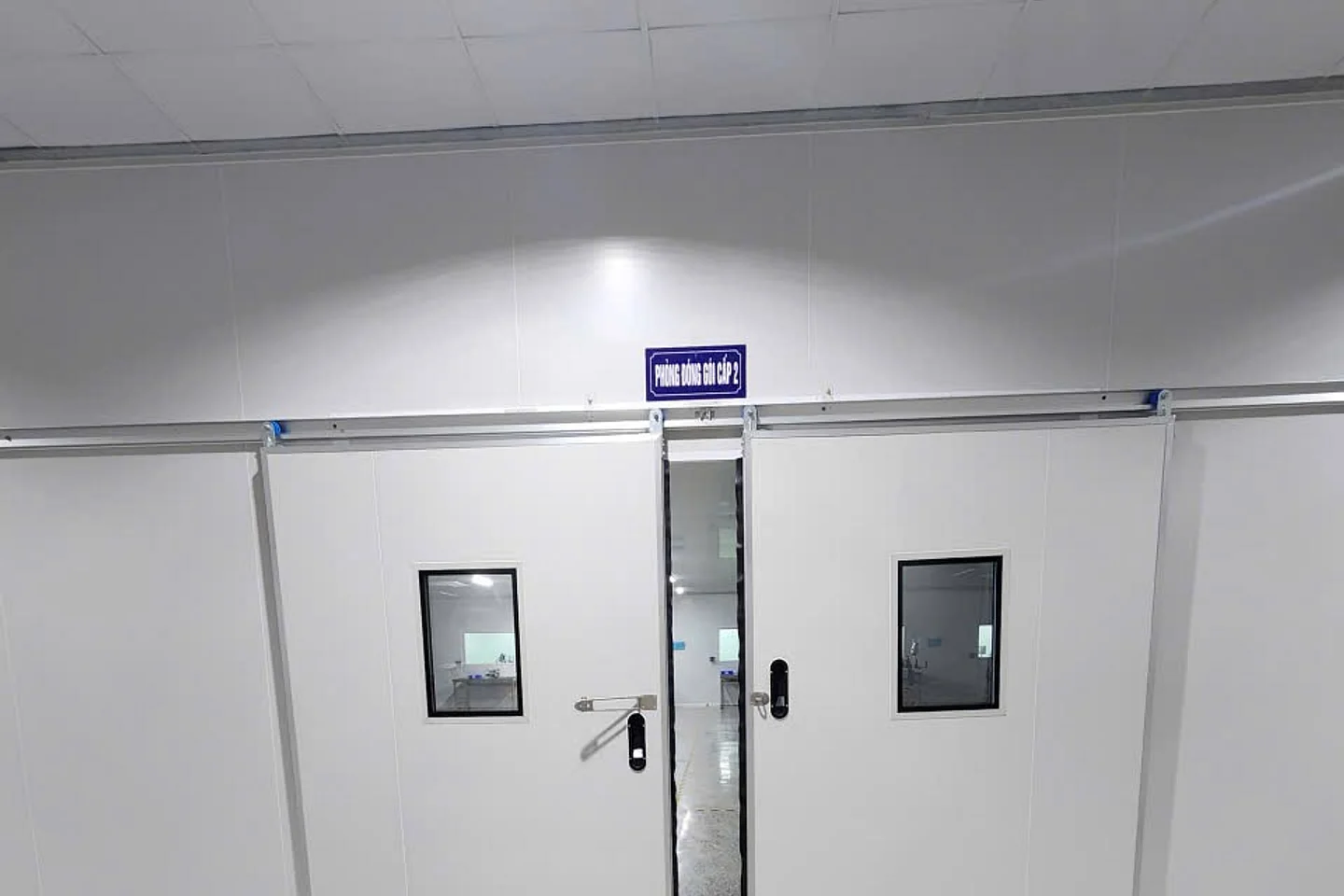 Cửa phòng sạch hai cánh tại công trình thực tế