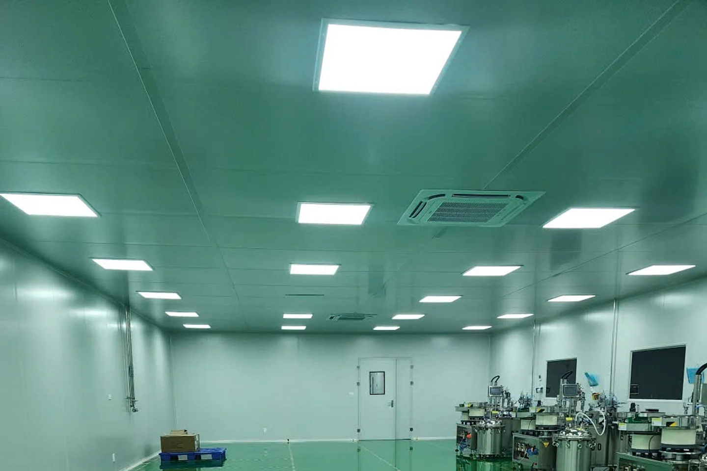 Phòng sạch thực tế với sàn xanh và hệ thống chiếu sáng