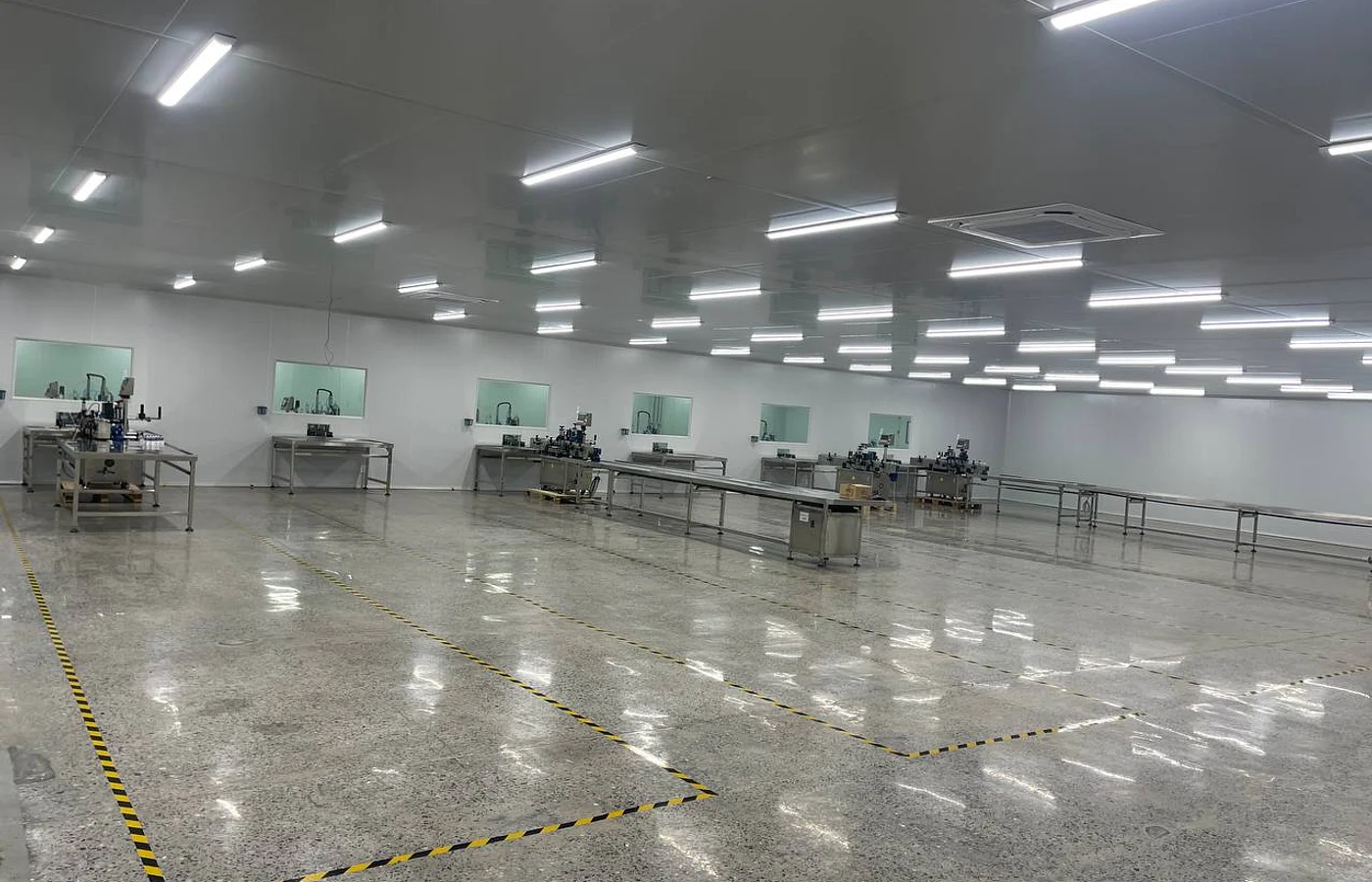 Không gian phòng sạch với panel, sàn và thiết bị sản xuất