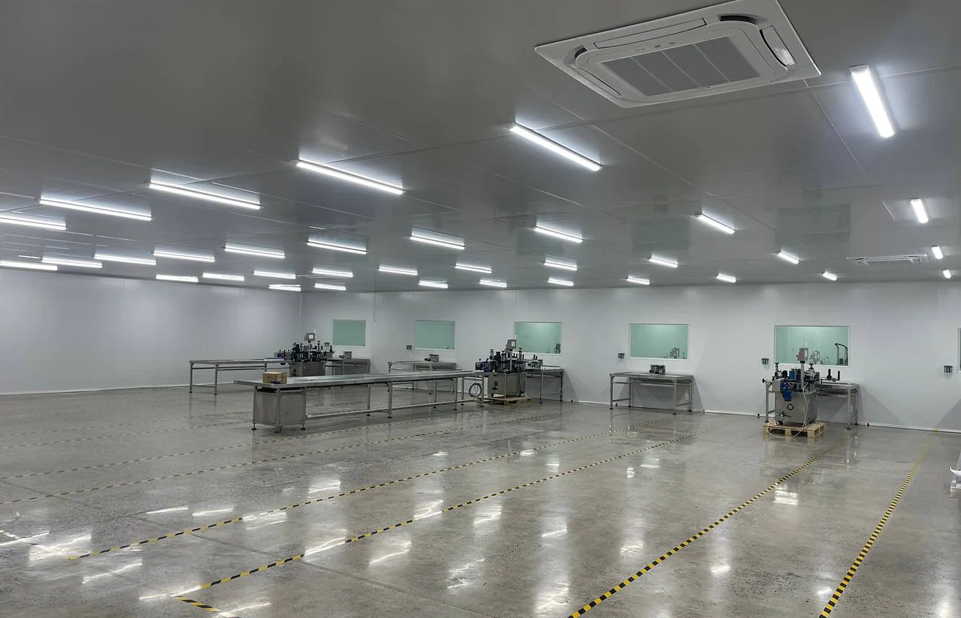 Dàn lạnh cassette và khu vực sản xuất bên trong phòng sạch